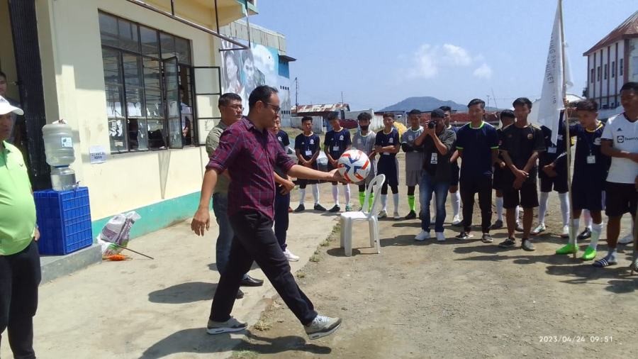 Jangmonger, guest of honour at the 1st U-20 Revenant Football Running Trophy, kicking off the tournament at Imkongmeren Sports Complex, Mokokchung on April 24. (Morung Photo)